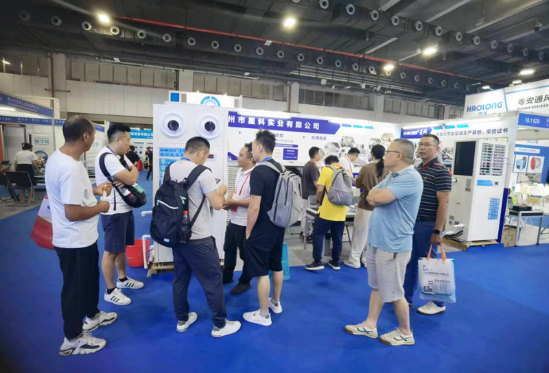 星科國(guó)內(nèi)經(jīng)理與客戶交流蒸發(fā)冷省電空調(diào)立柜射流機(jī)降溫設(shè)備產(chǎn)品
